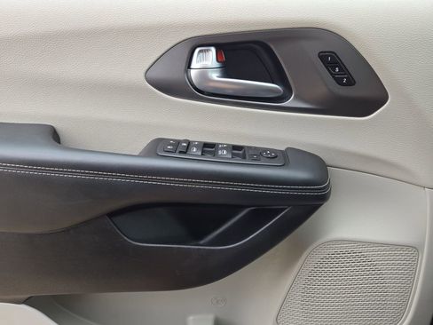 Used 2023 Chrysler Pacifica Touring-L FWD image 18