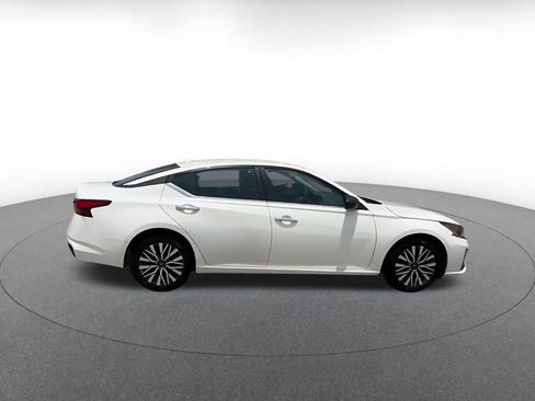 Used 2025 Nissan Altima 2.5 SV FWD image 15
