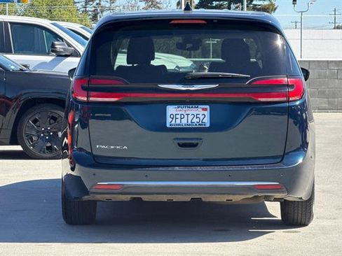 Used 2023 Chrysler Pacifica Touring-L image 4