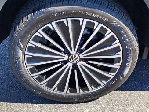 Certified 2025 Volkswagen Taos SE image 6