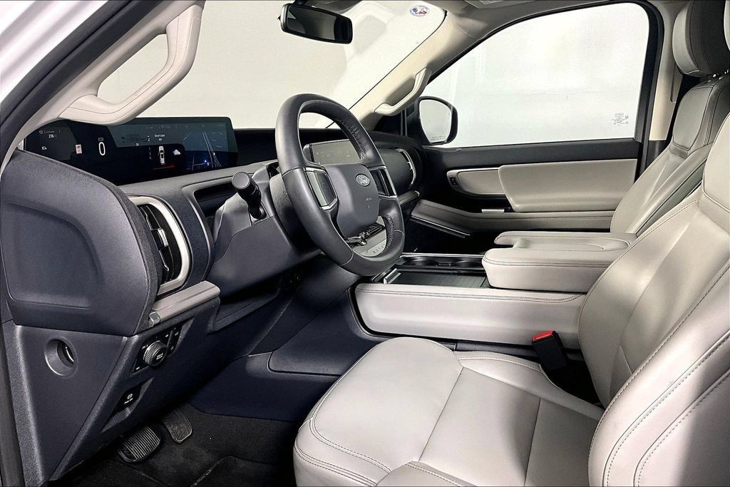 Used 2025 Ford Expedition Active AWD/4WD image 13