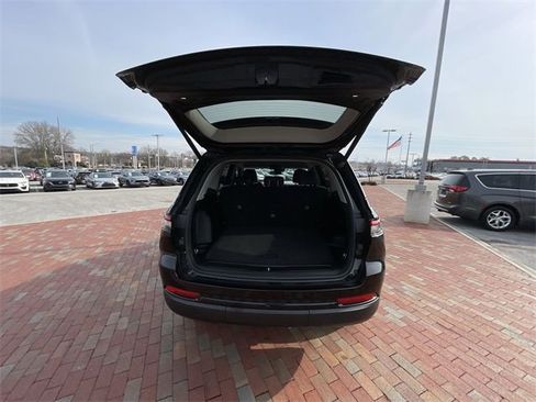 Used 2023 Jeep Grand Cherokee Limited w/ Luxury Tech Group II image 34