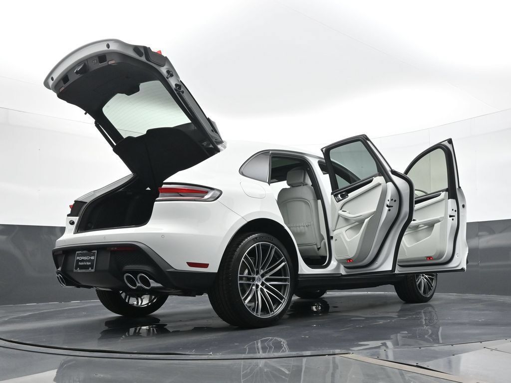 Certified 2025 Porsche Macan AWD/4WD image 30