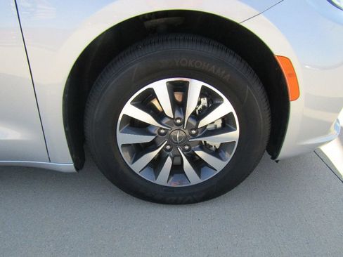 Used 2022 Chrysler Pacifica Touring-L image 9