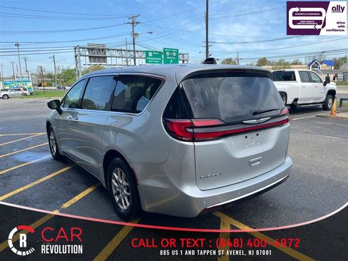 Used 2024 Chrysler Pacifica Touring-L FWD image 5