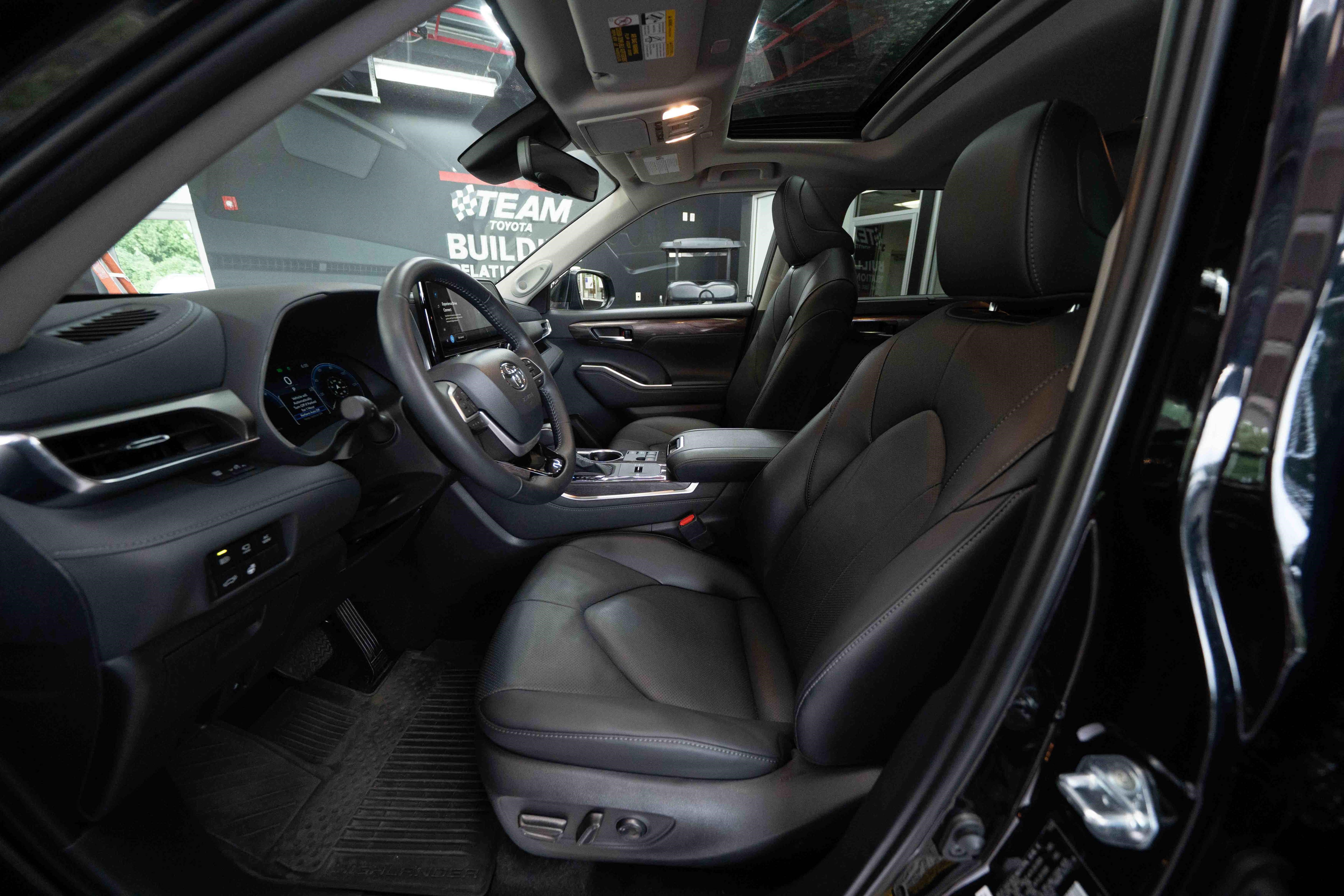 Used 2026 Toyota Highlander Limited AWD/4WD image 10