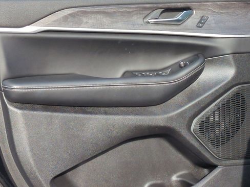 Used 2025 Jeep Grand Cherokee Limited w/ Black Appearance Package image 14