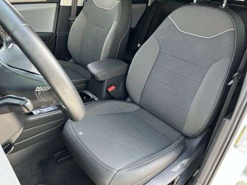 Certified 2024 Volkswagen Taos SE FWD image 18