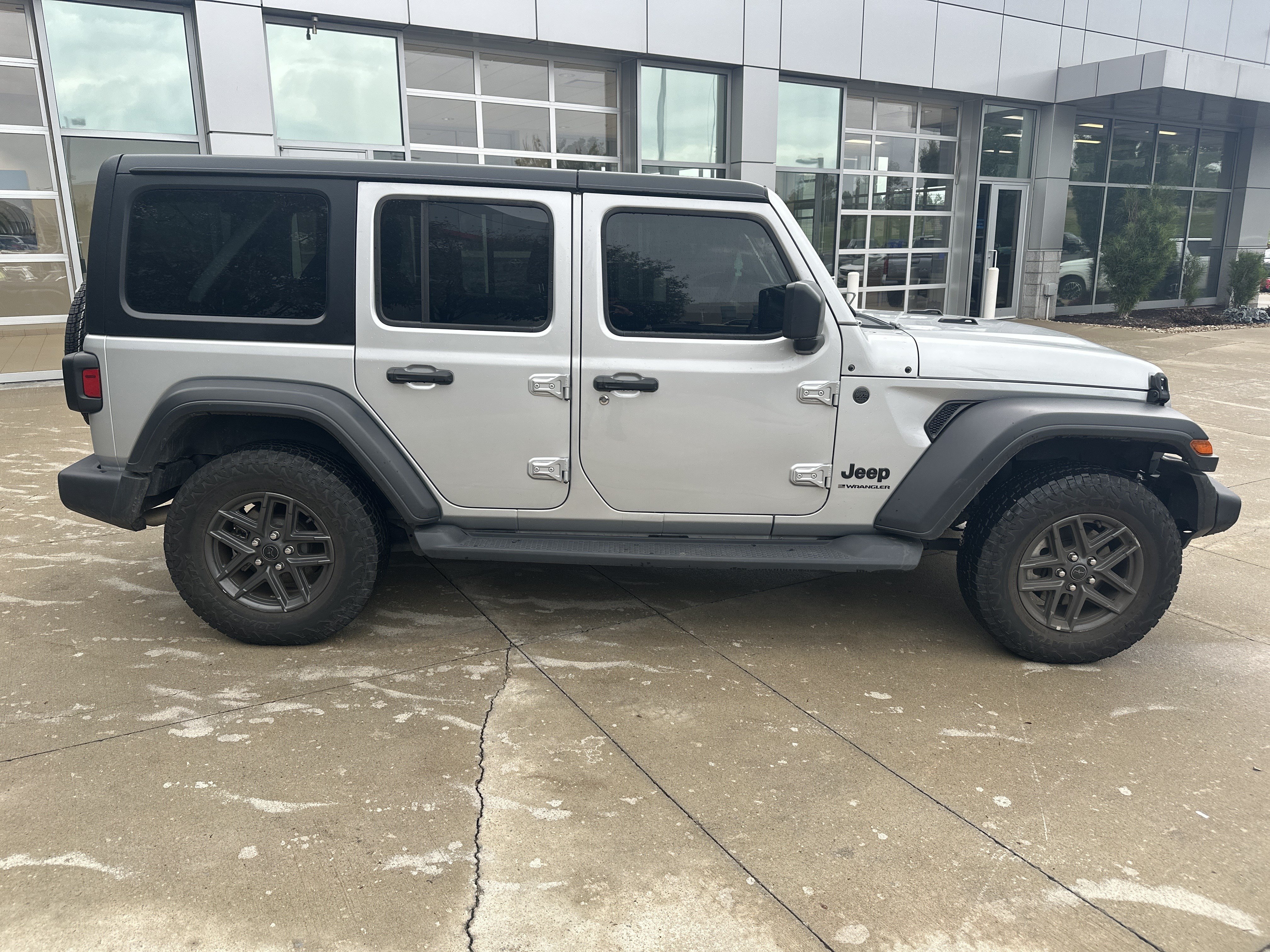 Used 2024 Jeep Wrangler Unlimited Sport AWD/4WD image 17