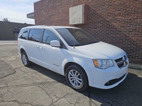 Used 2019 Dodge Grand Caravan SXT image 2