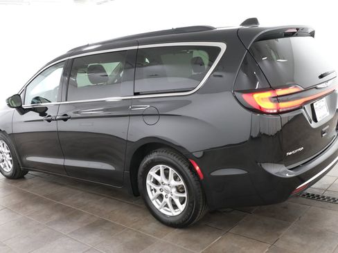 Used 2022 Chrysler Pacifica Touring-L FWD image 3