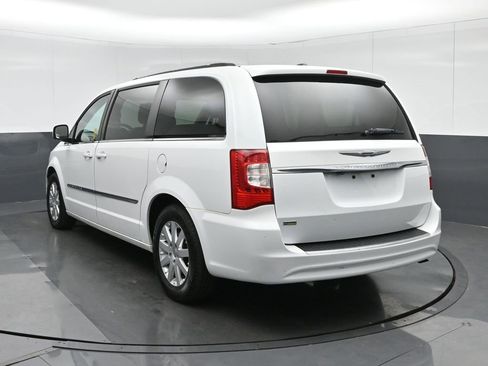 Used 2014 Chrysler Town & Country Touring image 5