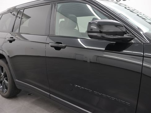 Used 2023 Jeep Grand Cherokee L Laredo AWD/4WD image 23