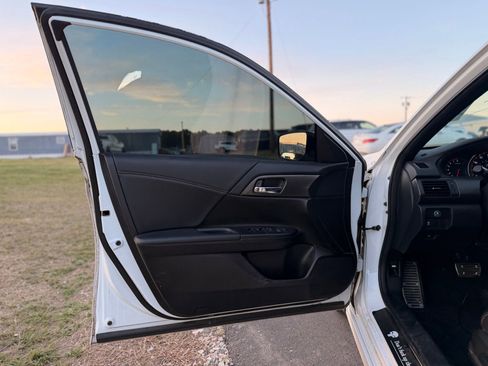 Used 2017 Honda Accord Sport image 10