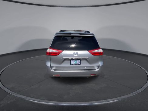 Certified 2018 Toyota Sienna XLE FWD image 7