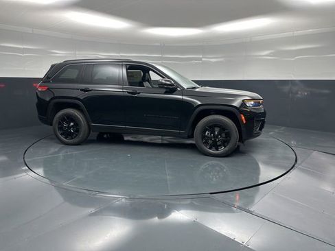 New 2026 Jeep Grand Cherokee Laredo image 3