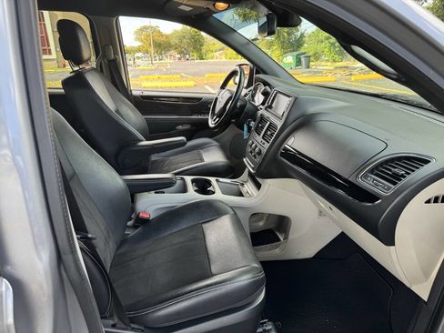 Used 2019 Dodge Grand Caravan SXT image 9
