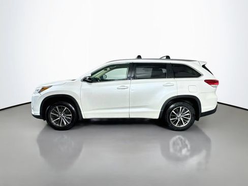 Used 2018 Toyota Highlander XLE AWD/4WD image 3