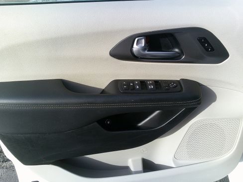 Used 2024 Chrysler Pacifica Select image 17