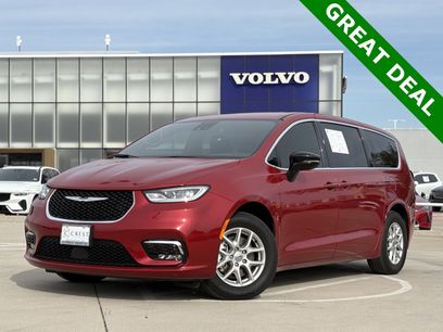 Used 2025 Chrysler Pacifica Select