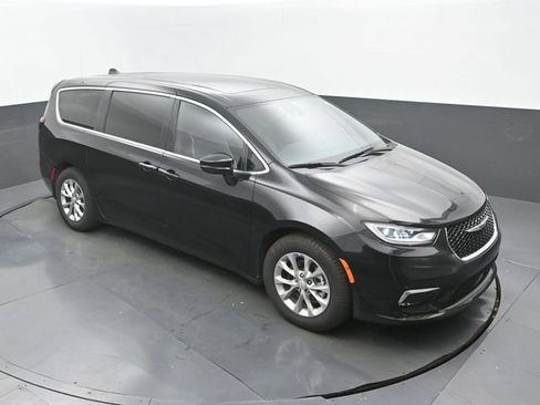 Used 2026 Chrysler Pacifica Limited FWD image 13