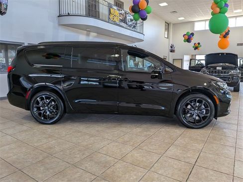 New 2026 Chrysler Pacifica Limited w/ S Appearance Package image 2