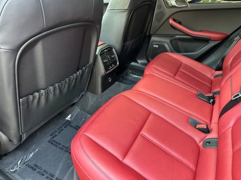 Certified 2025 Porsche Macan image 14