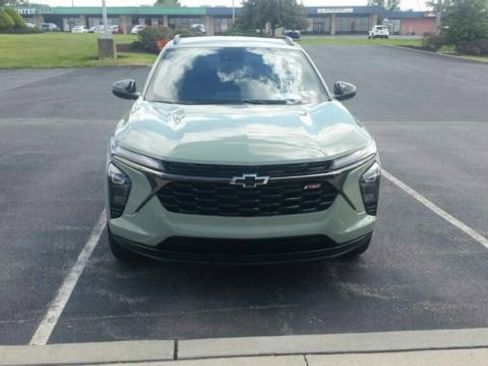 Used 2024 Chevrolet Trax RS w/ Driver Confidence Package FWD image 3