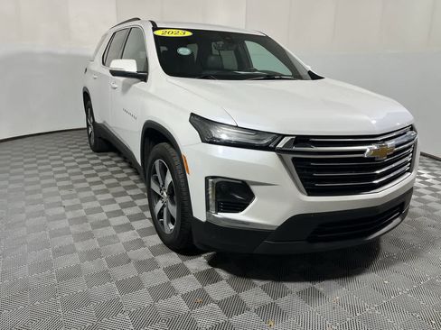 Used 2023 Chevrolet Traverse LT w/ LT Premium Package FWD image 2