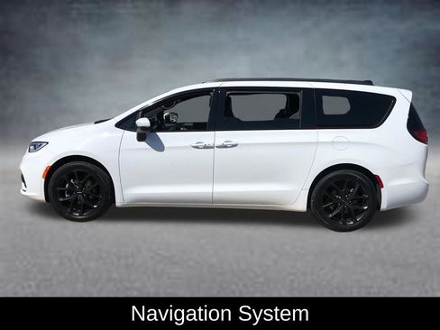 Used 2023 Chrysler Pacifica Touring-L w/ S Appearance Package FWD image 3