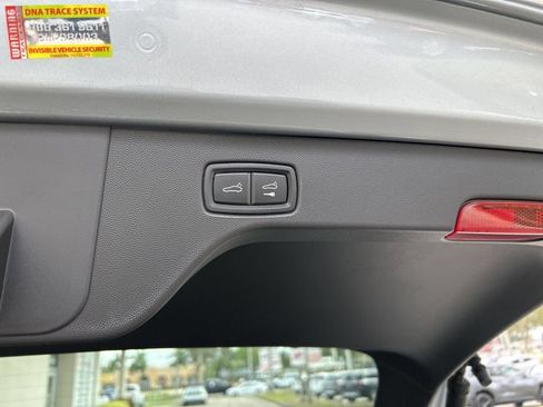 Used 2025 Porsche Macan Electric RWD image 35