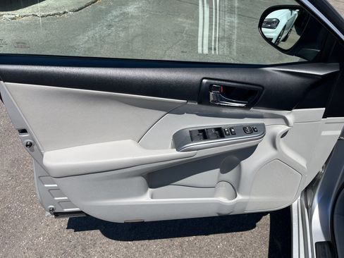Used 2014 Toyota Camry XLE w/ Convenience Package FWD image 6