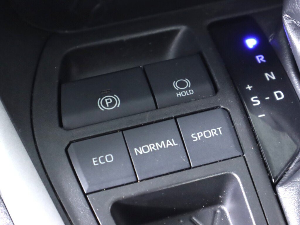 Used 2021 Toyota RAV4 LE FWD image 27