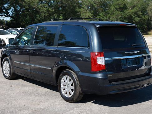 Used 2014 Chrysler Town & Country Touring FWD image 5
