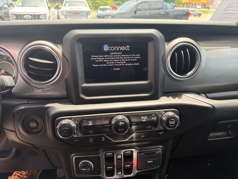Used 2020 Jeep Wrangler Unlimited Sahara AWD/4WD image 21