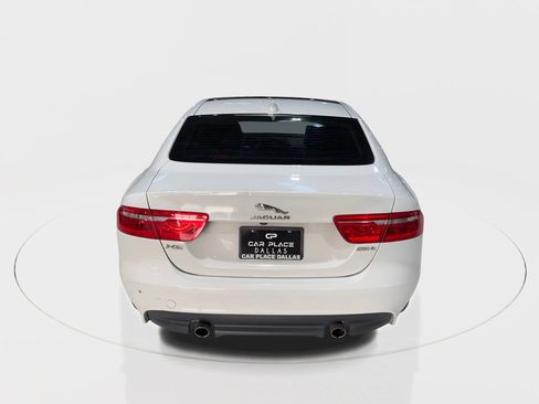 Used 2018 Jaguar XE Premium image 11