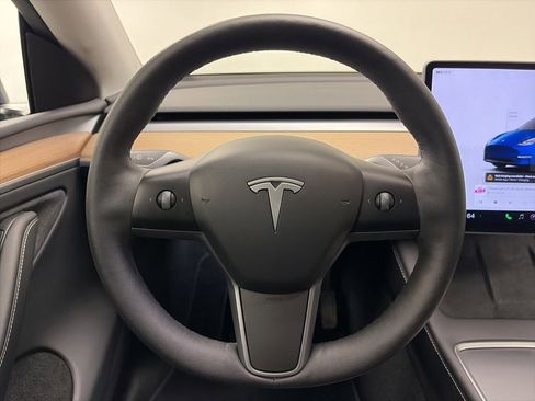 Used 2024 Tesla Model Y Long Range AWD/4WD image 18