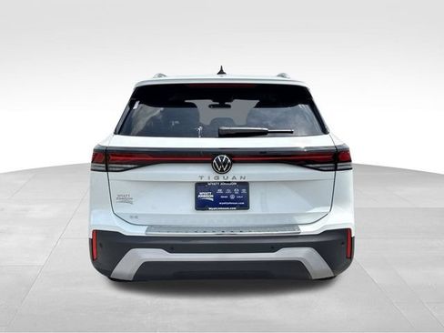 Used 2025 Volkswagen Tiguan SE FWD image 4