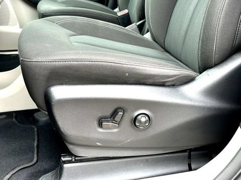 Used 2022 Chrysler Voyager LX FWD image 12