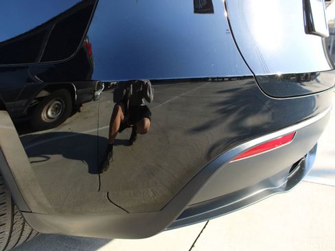 Used 2024 Tesla Model Y 2WD image 9