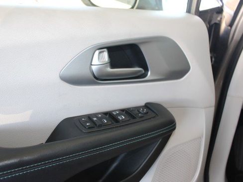 Used 2017 Chrysler Pacifica Platinum FWD image 12
