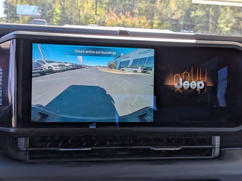 New 2025 Jeep Gladiator Sport image 18