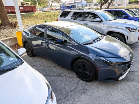 Used 2025 Toyota Prius Plug-In Hybrid image 7