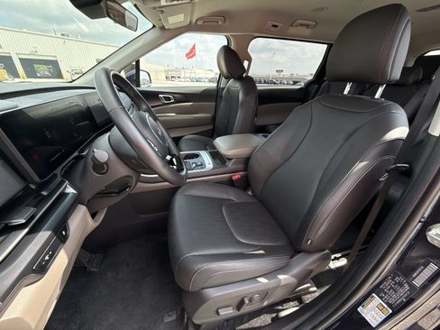 Used 2026 Kia Carnival FWD image 13