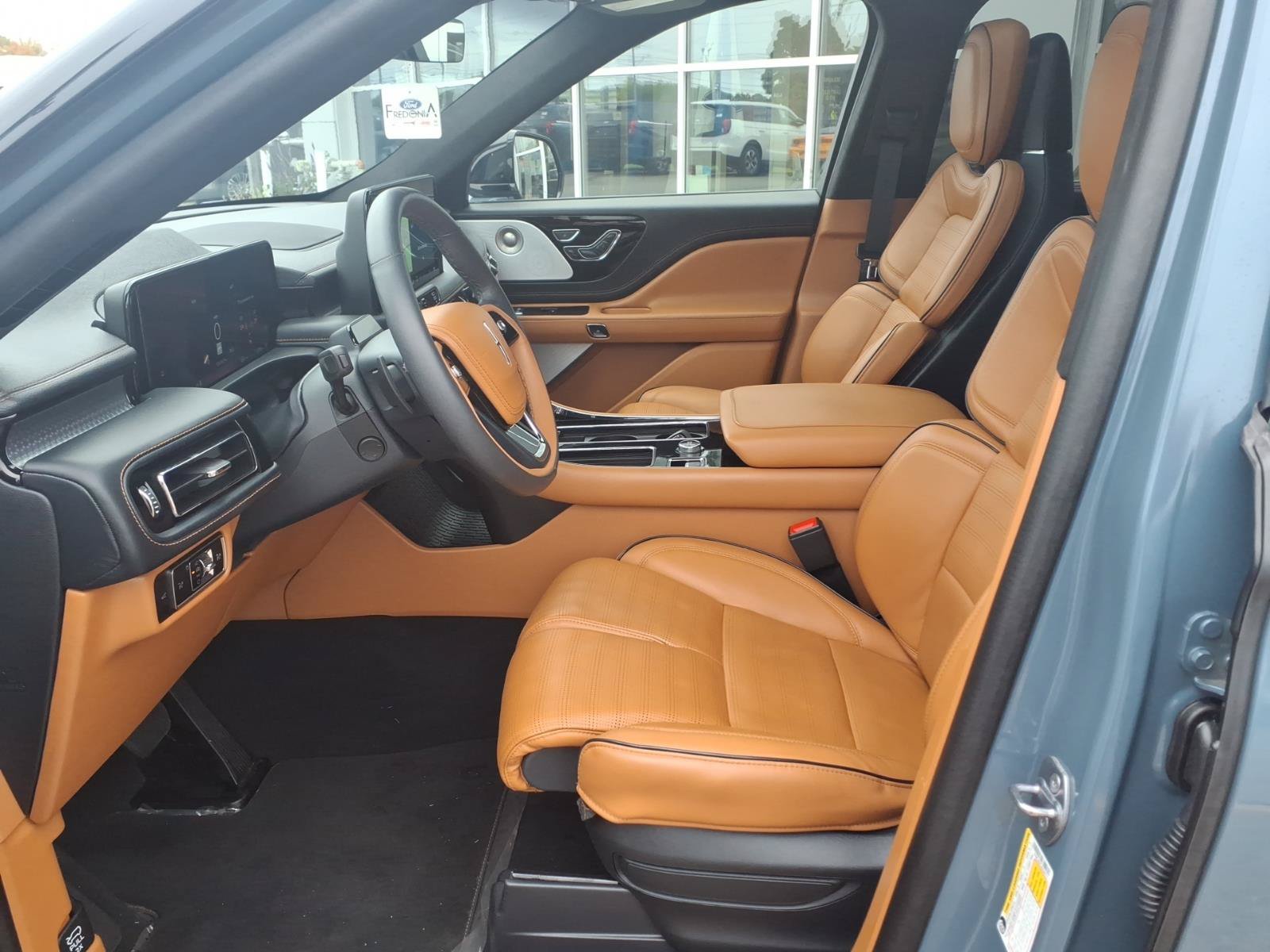 Used 2025 Lincoln Aviator Black Label AWD/4WD image 10
