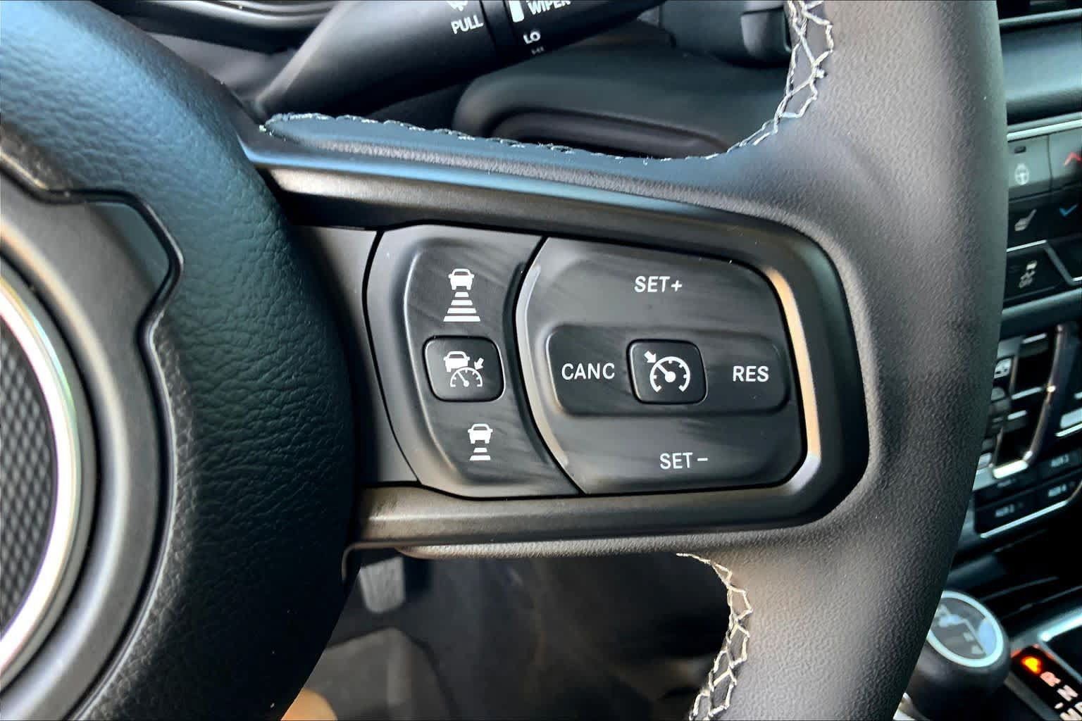 Used 2025 Jeep Gladiator Rubicon w/ Convenience Group AWD/4WD image 23