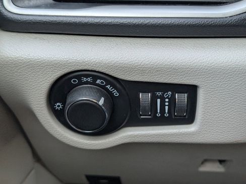 Used 2021 Chrysler Voyager Lxi image 23