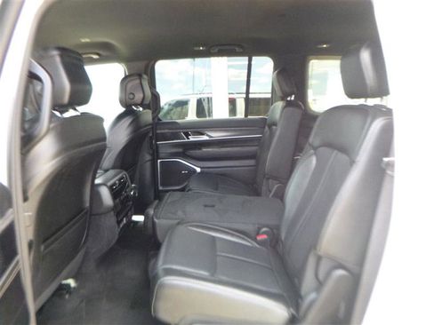 Used 2024 Jeep Wagoneer L Series III w/ Flexible Seating Group AWD/4WD image 6