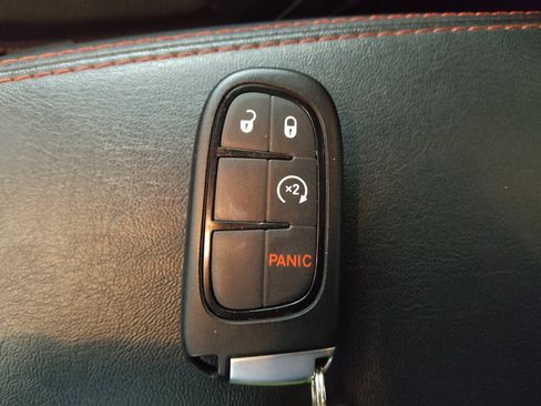 Used 2020 Jeep Cherokee Trailhawk w/ Cold Weather Group AWD/4WD image 32