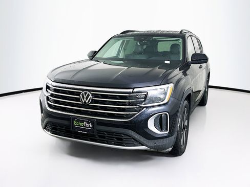 Used 2025 Volkswagen Atlas SE image 3